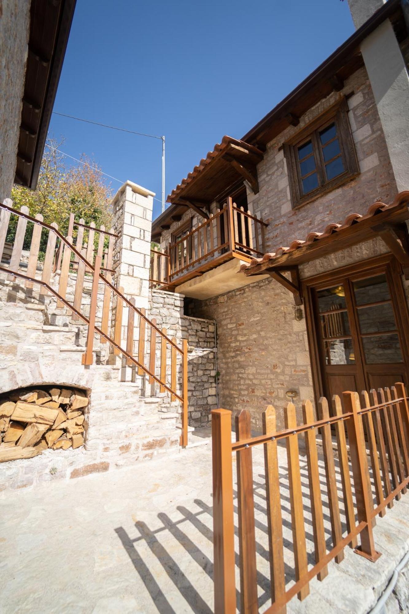 Villa Korfes-Κορφές Τριώροφη Βίλα Για Οικογένειες Και Παρέες Karpenísion Eksteriør bilde